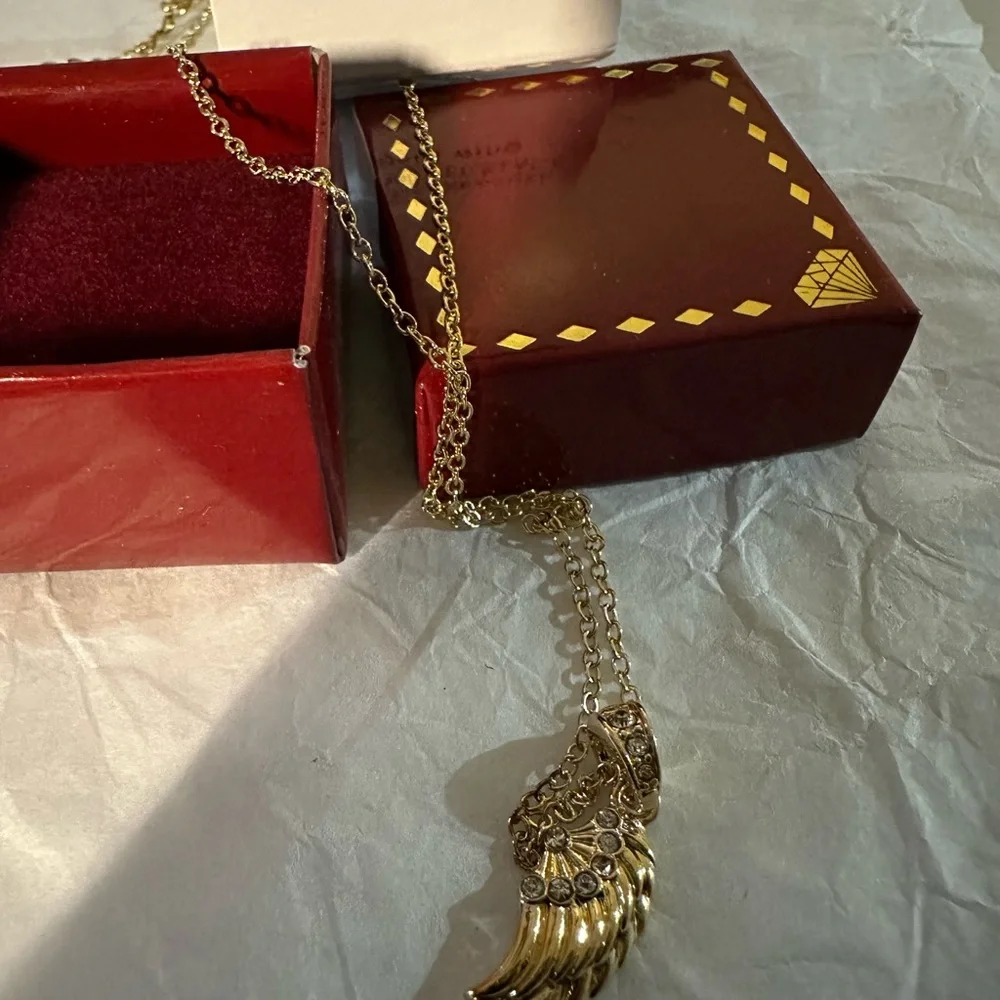 Avon vintage FAVORITE TREASURE PENDANT NECKLACE- LOCK AND KEY - Picture 3 of 15